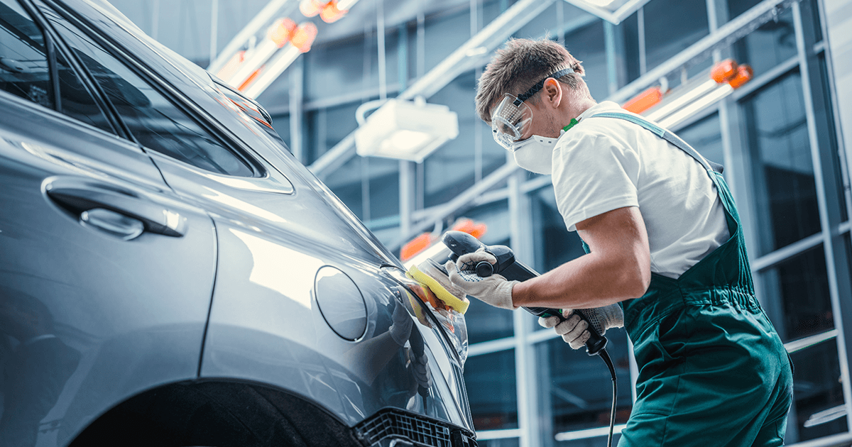 Profissional realizando estética automotiva - Polimento e cuidados especializados
